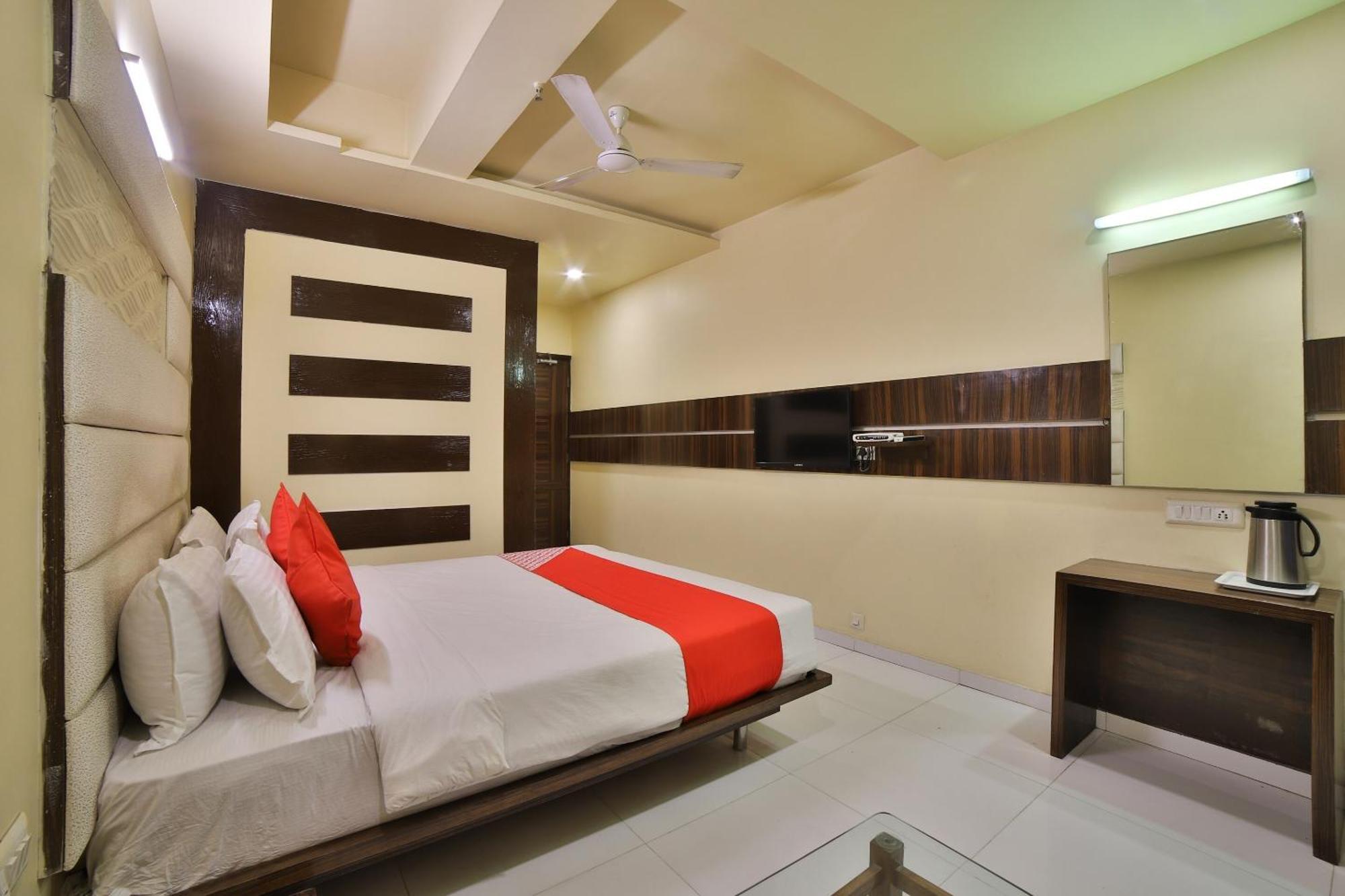 Capital O Kalash Residency Ahmedabad Eksteriør bilde